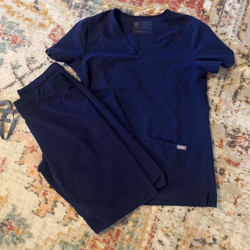 Small Navy Figs scrub set